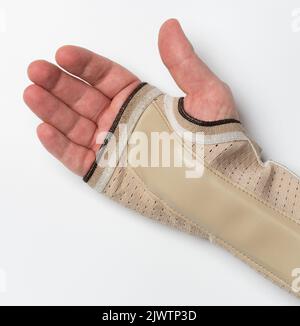 Palmo a mano aperta con bendaggio per fissare e guarire trauma ferito isolato su sfondo bianco studio Foto Stock