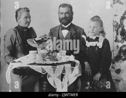 La famiglia Juhlin, Hybo. (Circa 1905-10) .j.a. Juhlin con Hustu Maria e la figlia Mimmi (g. Bergqvist). Familjen Juhlin, Hybo.(omkr. 1905-10).J.A. Juhlin med marchu Maria och dottern Mimmi ( g.. Bergqvist). Foto Stock