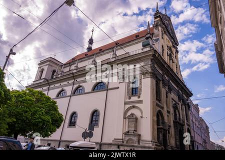 Vista laterale ad angolo basso della chiesa gesuita a Lviv, Ucraina Foto Stock