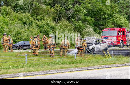 Vigili del fuoco a un incendio su 495 a Long Island, NY Foto Stock