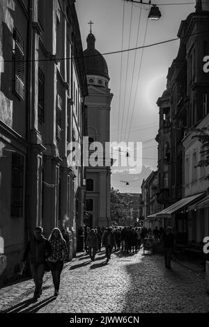 Luce e ombre nel tardo pomeriggio a Lviv, Ucraina Foto Stock