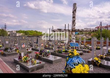 Candela su una tomba a Lviv, Ucraina Foto Stock