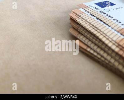 Primo piano di 50 banconote in euro su carta marrone riciclata. Confezione di euro. Moneta europea. Dettaglio della firma di CH. Lagarde una bandiera UE (segno) Foto Stock