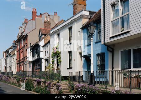 Vecchie case lungo All Saints Street nella città vecchia di Hastings, Sussex orientale, Inghilterra sudorientale Foto Stock
