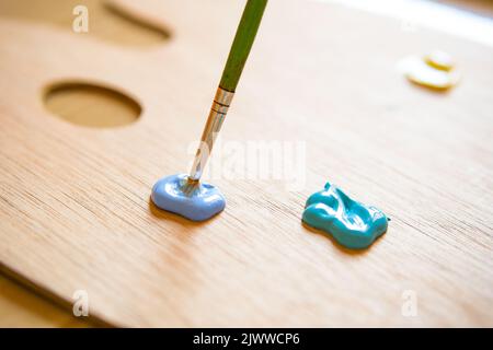 Pennello in vernice acrilica. Lezione di disegno. Foto Stock