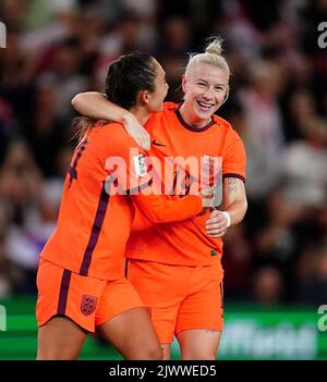 Bethany England celebra il decimo gol della partita con Katie Zelem (a sinistra) durante la Coppa del mondo FIFA 2023, partita del Gruppo D allo Stoke City Stadium di Stoke-on-Trent. Data immagine: Martedì 6 settembre 2022. Foto Stock