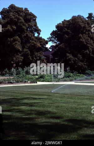 Surry VA USA 9/1993. Castello di pancetta. Bacon's Castle, o 'Allen's Brick House' o 'Arthur Allen House' si trova nella contea di Surry, Virginia, Stati Uniti. È la più antica dimora in mattoni documentata in quello che è ora gli Stati Uniti. Costruito nel 1665, è noto come un esempio estremamente raro di architettura giacobina nel nuovo mondo. La casa divenne nota come 'Castello di Bacon' perché fu occupata come fortezza o 'castello' dai seguaci di Nathaniel Bacon durante la ribellione di Bacon nel 1676. Tuttavia, contrariamente al folclore popolare, Bacon non visse mai al Castello di Bacon. Foto Stock