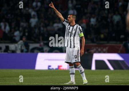 Parigi, Francia. 06th Set, 2022. Leonardo Bonucci della Juventus FC gesta durante la partita di calcio del Champions League Group H tra Parigi Saint Germain e Juventus FC allo stadio Parc des Princes di Parigi (Francia), 6th settembre 2022. Foto Federico Tardito/Insidefoto Credit: Insidefoto di andrea staccioli/Alamy Live News Foto Stock