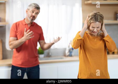 Stressante donna bionda piangere mentre si è litigato con marito Foto Stock