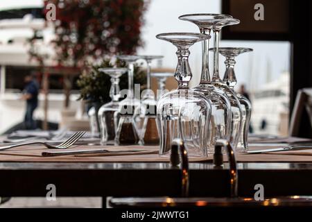 Bicchieri sul tavolo con le posate. Ristorante. Foto Stock