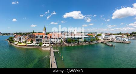 Panorama sul lungomare di Friedrichshafen con porto sul lago Costanza Bodensee viaggio dall'alto in Germania Foto Stock
