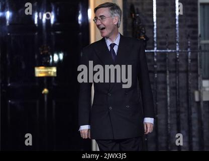 Appena insediato, Jacob Rees-Mogg, segretario d'affari, lascia Downing Street, Londra, dopo aver incontrato il nuovo primo ministro Liz Truss. Data immagine: Martedì 6 settembre 2022. Foto Stock