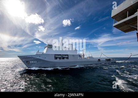 220904-N-PC065-1129 MAR BALTICO (SETT. 4, 2022) – la Royal Netherlands Navy multi-missione di supporto HNLMS Karel Doorman (A833), sinistra, e la Marina degli Stati Uniti San Antonio-classe porto di trasporto anfibio USS Arlington (LPD 24) condurre il rifornimento in mare formazione nel Mar Baltico, 4 settembre 2022. L'Arlington fa parte del Kearsarge Amphibious Ready Group e 22nd Marine Expeditionary Unit, sotto il comando e il controllo della Task Force 61/2, è in programma un dispiegamento nell'area operativa delle forze Navali USA in Europa, impiegata dalla U.S. Sesta flotta per difendere gli interessi degli Stati Uniti, alleati e partner. ( Foto Stock