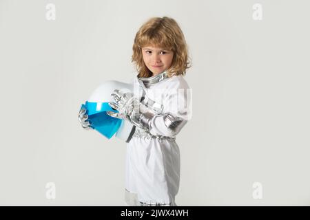 Il bambino piccolo vuole volare un casco astronauta nello spazio. Spazio di copia. Foto Stock