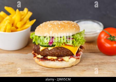 Hamburger Cheeseburger Meal fast food con French Fries su uno spuntino con tavola di legno Foto Stock