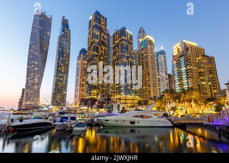 Dubai Marina skyline yacht architettura porto viaggio di notte crepuscolo negli Emirati Arabi Uniti Foto Stock