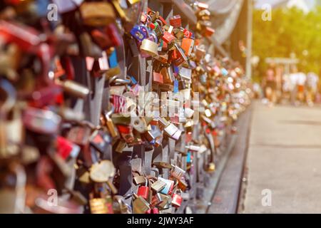 L'amore di Francoforte si blocca sul simbolo del ponte Eiserner Steg in Germania Foto Stock