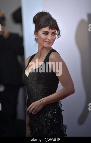 Venezia, Italia. 06th Set, 2022. Penelope Cruz partecipa al tappeto rosso "la figlia Eterna" al Festival Internazionale del Cinema di Venezia del 79th settembre 06 2022 a Venezia, Italia. Credit: UPI/Alamy Live News Foto Stock