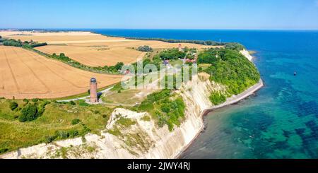 Vista aerea di Kap Arkona sull'isola di Rügen, sul Mar Baltico, con faro e scogliere di gesso panorama viaggio in Germania Foto Stock