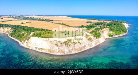 Vista aerea di Kap Arkona sull'isola di Rügen, sul panorama del Mar Baltico, con faro e scogliere di gesso, viaggia in Germania Foto Stock