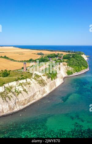 Vista aerea di Kap Arkona sull'isola di Rügen, sul Mar Baltico, con faro e scogliere di gesso formato ritratto viaggio in Germania Foto Stock