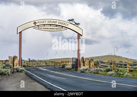 KITTITAS COUNTY, WASHINGTON, USA – 8 MAGGIO 2022: Ingresso principale alla PSE Wild Horse Wind Farm, turbine eoliche in background in un tempestoso giorno di primavera Foto Stock