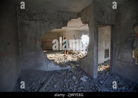 Jenin, Palestina. 06th Set, 2022. Un palestinese ispeziona la casa del cannoniere palestinese Raad Khazem dopo che è stato demolito dall'esercito israeliano nella città di Jenin nella Cisgiordania occupata. Il palestinese Raad Khazem, fu un perpetratore di un attacco a fuoco contro i coloni ebrei nella città israeliana di Tel Aviv. (Foto di Nasser Ishtayeh/SOPA Images/Sipa USA) Credit: Sipa USA/Alamy Live News Foto Stock