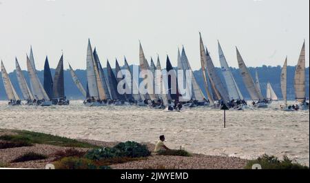 CHE VISTA DI YACHT CHE PRENDONO PARTE ALLA SETTIMANA DI COWES COME SI BATTONO PER POSIZIONE VICINO ALLA RIVA A LEE SUL SOLENT, HAMPSHIRE. PIC MIKE WALKER, 2013 FOTO DI MIKE WALKER Foto Stock