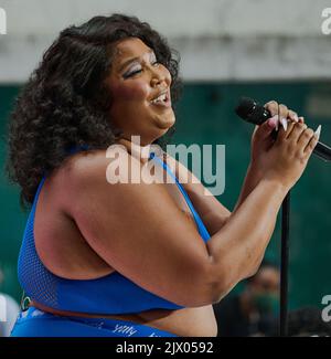 NEW YORK, NY, USA - 15 LUGLIO 2022: Lizzo si esibisce nella serie di concerti 'Today' Show della NBC al Rockefeller Plaza. Foto Stock