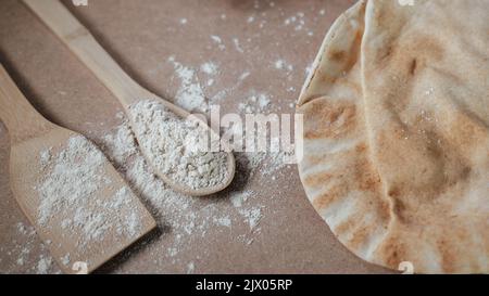 Pane arabo su un tavolo marrone nella cucina da forno Foto Stock