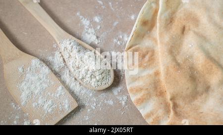 Pane arabo su un tavolo marrone nella cucina da forno Foto Stock