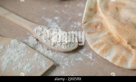 Pane arabo su un tavolo marrone nella cucina da forno Foto Stock