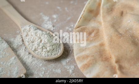 Pane arabo su un tavolo marrone nella cucina da forno Foto Stock