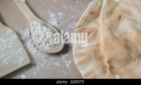 Pane arabo su un tavolo marrone nella cucina da forno Foto Stock