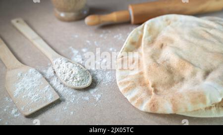 Pane arabo su un tavolo marrone nella cucina da forno Foto Stock