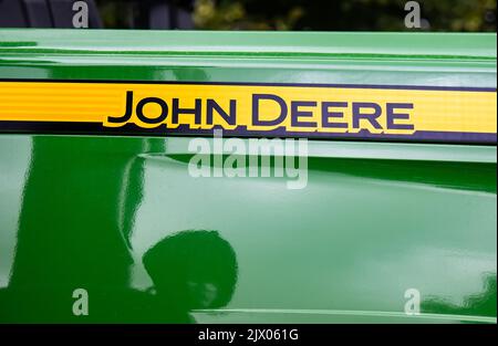 GERMANIA - WETZLAR LUGLIO 08: Logo John Deere su un trattore. JOHN DEERE è un fornitore leader di attrezzature agricole negli Stati Uniti Foto Stock