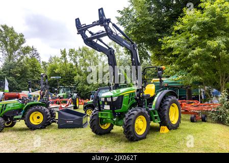 GERMANIA - WETZLAR LUGLIO 08: Trattore JOHN DEERE con benna idraulica. John Deere è un produttore americano di prodotti agricoli, forestali e da costruzione Foto Stock