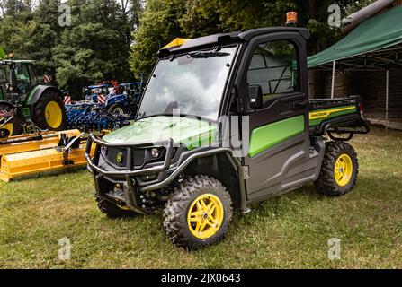 GERMANIA - WETZLAR LUGLIO 08: JJOHN DEERE XUV 835M. JOHN DEERE è un fornitore leader di attrezzature agricole negli Stati Uniti Foto Stock