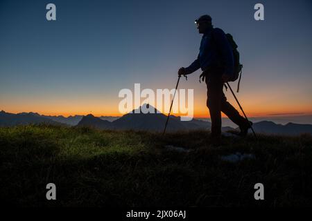 Escursionista con torcia sulla fronte Foto Stock