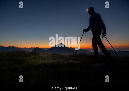 Escursionista con torcia sulla fronte Foto Stock