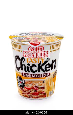 WETZLAR, GERMANIA 2022-07-25: Gustoso Nissin Chicken Cup Noodles - stile asiatico. Contenitori non aperti di Noodles Nissin Cup Foto Stock