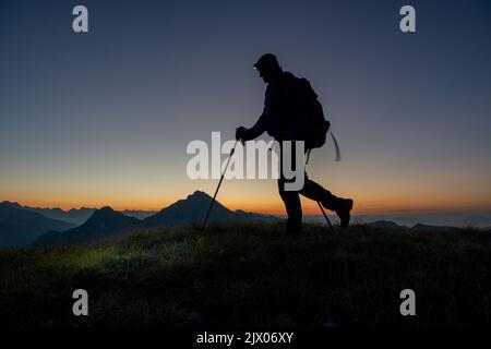 Escursionista con torcia sulla fronte Foto Stock