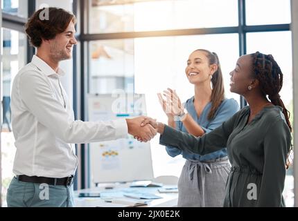 La collaborazione con Diversity B2B e gli uomini d'affari si stringono a favore della promozione, delle congratulazioni per l'innovazione aziendale o del successo con applausi. Donna nera Foto Stock