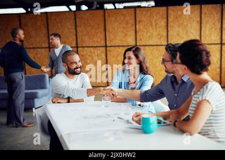 HES la parte mancante del puzzle. Un gruppo di colleghi creativi di affari in una riunione. Foto Stock