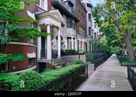 Strada residenziale urbana con vecchie case cittadine e piccoli edifici di appartamenti Foto Stock