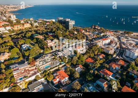 Vista aerea del drone Avenida Brasil a Cascais, Portogallo, una delle strade più costose del Portogallo che si affaccia sulla baia di Cascais Foto Stock