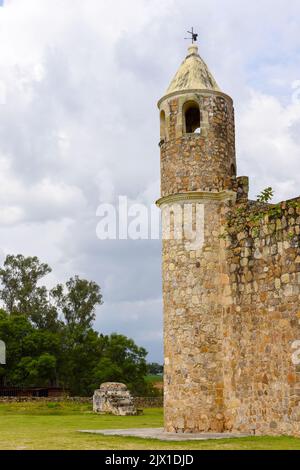 Il famoso ex monastero di Santiago Apóstol, Cuilapan de Guerrero, stato di Oaxaca, Messico Foto Stock