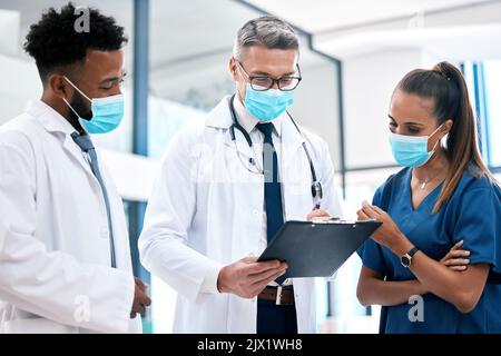 Covid politica, lavoro di documentazione e team di medici in maschera viso in conversazione, discussione o parlare di assicurazione sanitaria medica. Comunicazione Foto Stock