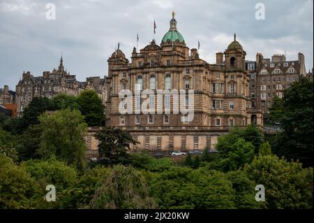 Vista da Princes Street al centro storico e al castello della città di Edimburgo, vista su case, colline e alberi nella parte vecchia della città, Scozia, Regno Unito in estate Foto Stock