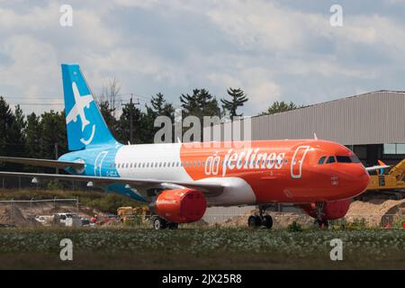 Il primo Canada Jetlines A320 è parcheggiato in attesa del suo primo volo commerciale. Canada Jetlines è la compagnia aerea più recente del Canada, un vettore low-cost. Foto Stock